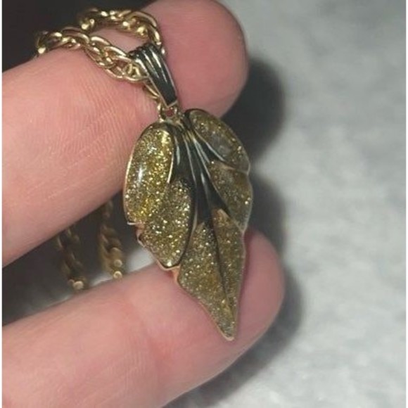 Vintage leaf with silver sparkles Necklace - Picture 2 of 4